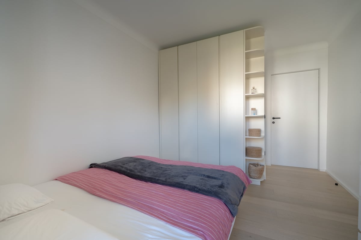Deuxième chambre avec armoire intégrée