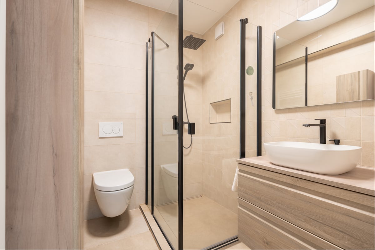 Salle de douche avec paroi vitrée et vasque à poser