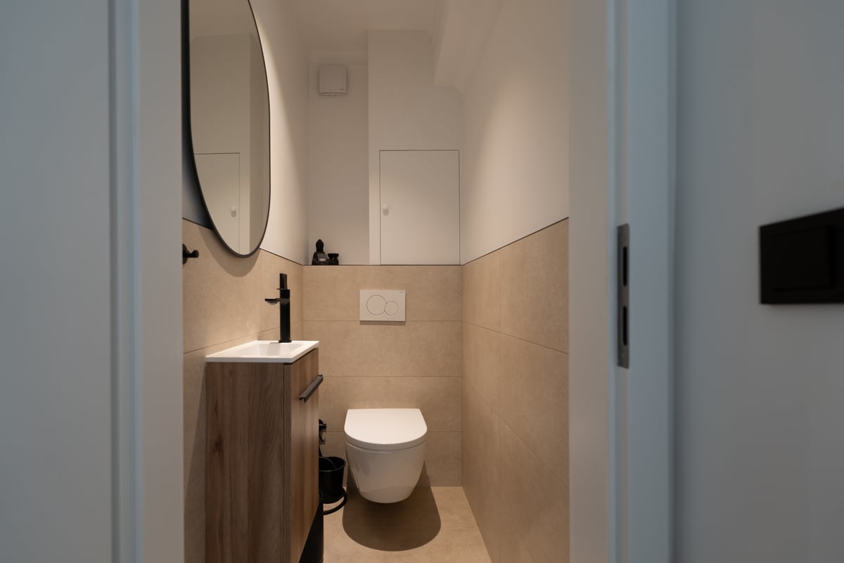 Toilette séparée avec lave-mains