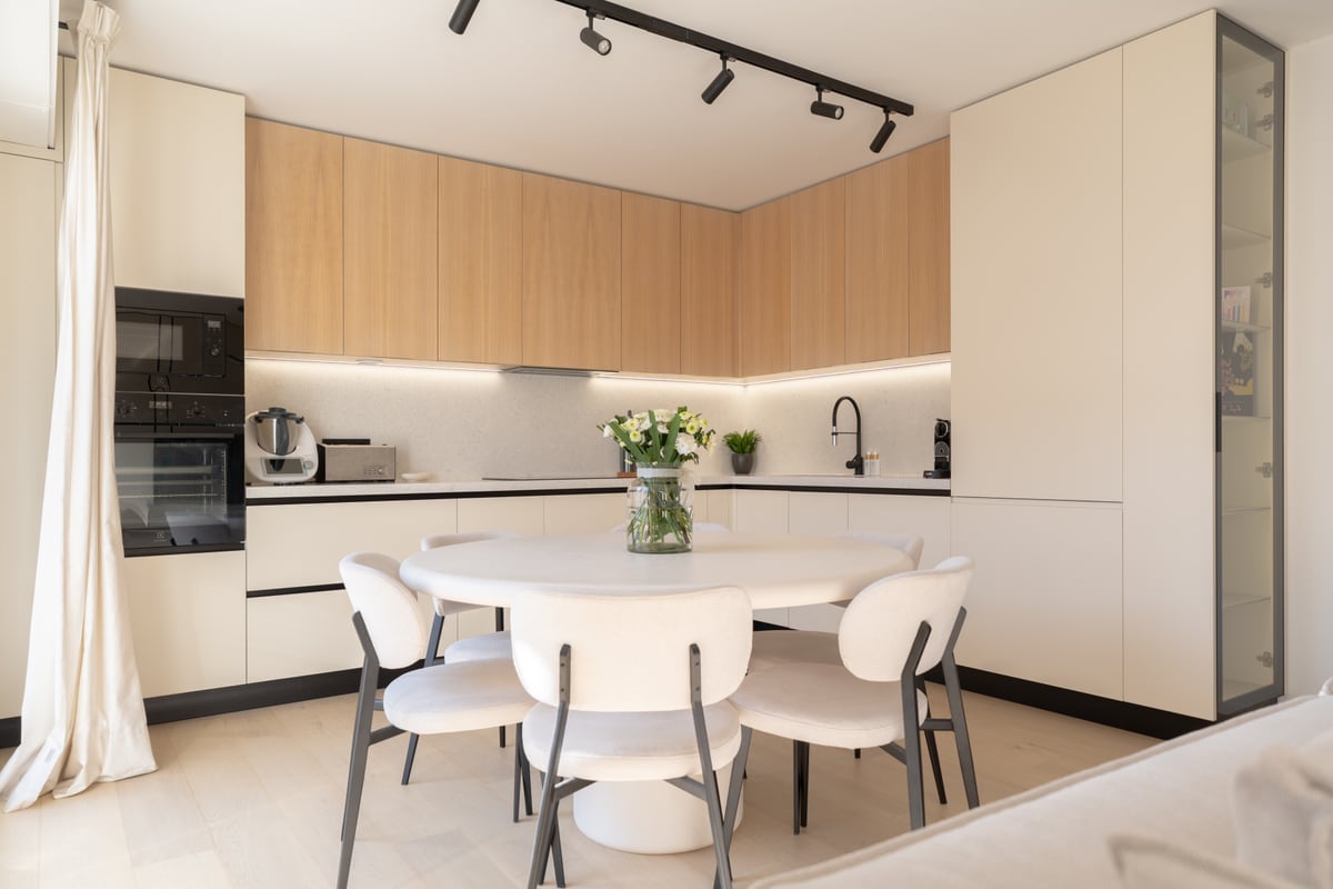 Cuisine ouverte équipée avec table ronde et chaises design