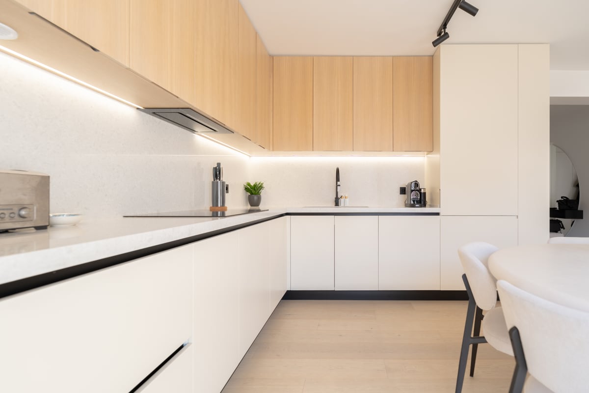 Plan de travail de la cuisine avec éclairage LED intégré