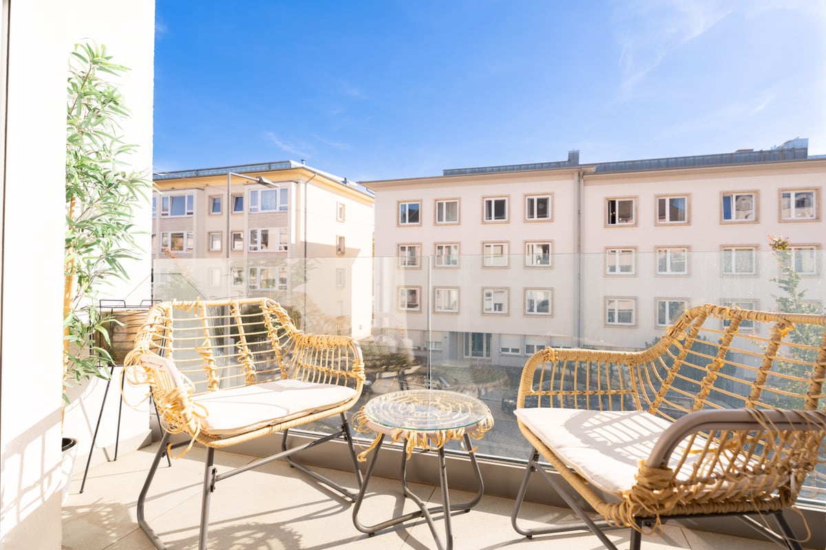 Balcon meublé avec deux fauteuils en rotin