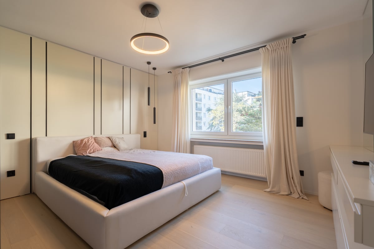 Chambre parentale lumineuse avec lit double