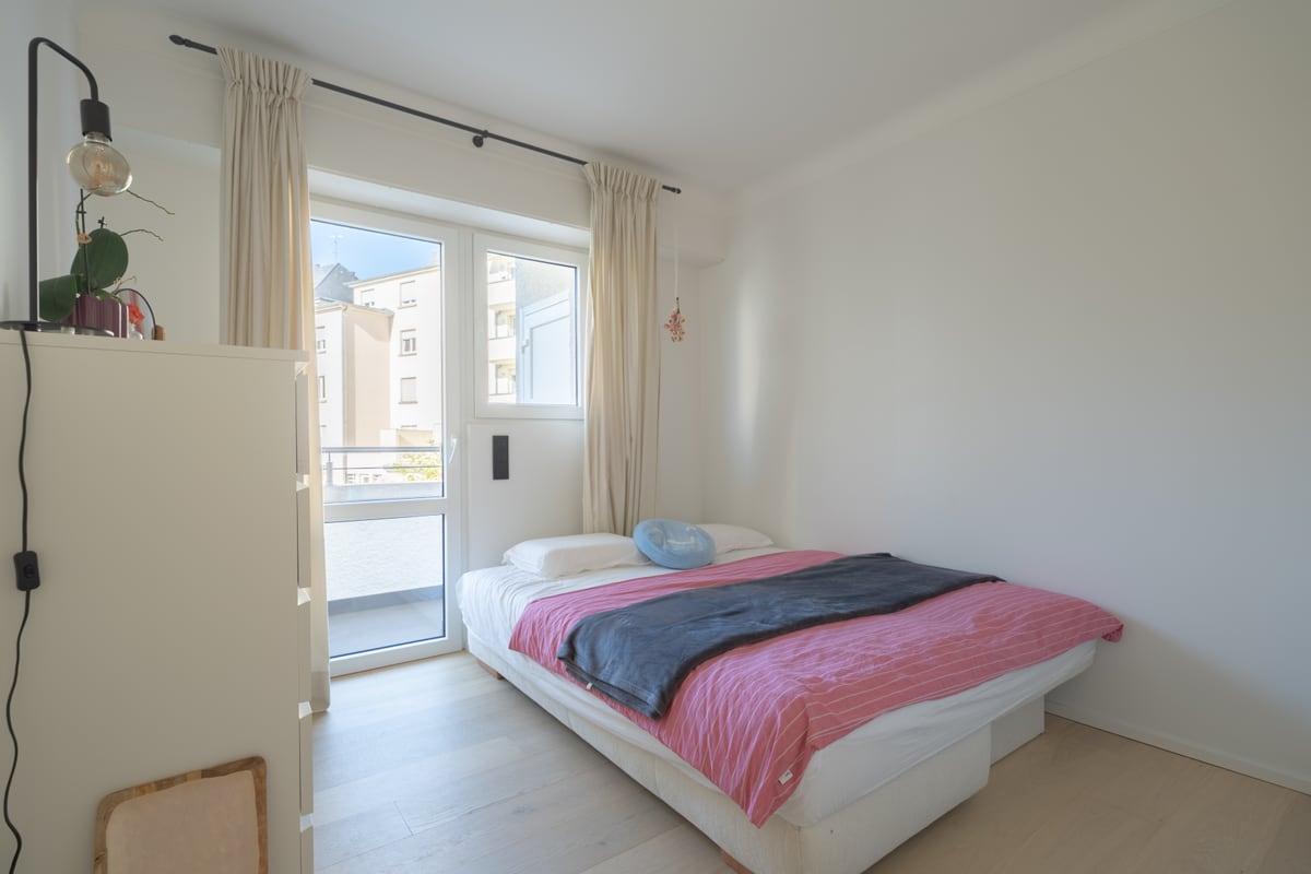 Deuxième chambre avec porte-fenêtre sur le balcon